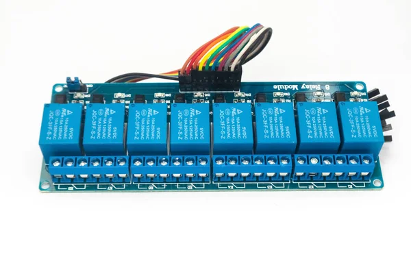 Malang, Endonezya - 12 Kasım 2022: Elektronik hobiciler için DIY internet, ışık kontrolü, motor kontrolü veya aktivatör kontrolü gibi 8 röle modülünün elektronik bileşeni. DIY parçaları. 