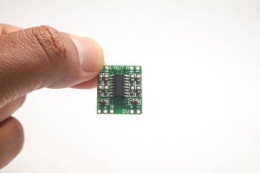 Bir elde tutulan küçük bir ses yükseltici modülü elektronik hobisi için DIY malzemesi olarak kullanılır.