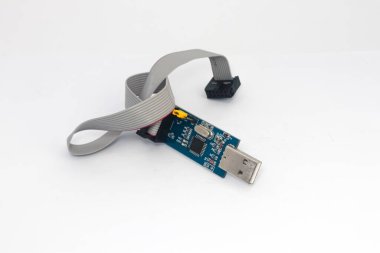 USB portu ve kablo bağlantısı olan bir AVR mikro denetleyici indirici.