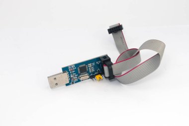 USB portu ve beyaz arkaplanda izole edilmiş kabloyu bağlayan bir AVR mikro denetleyici indirme aracı.