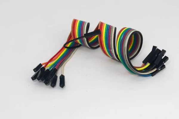 Gökkuşağı kablosu, DIY materyalleri için atlayıcı olarak dişiden dişiye bağlanan bir spiralde oluşur..