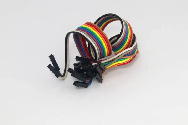 螺旋弯曲彩虹电缆与女性到女性连接器 这根电缆被用作Diy材料的跳线装置 — 图库照片