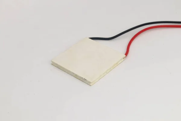 Kırmızı Siyah Kablolu Peltier Sıcaklık Sensörünün Üst Görüntüsü Elektronik Hobiciler — Stok fotoğraf