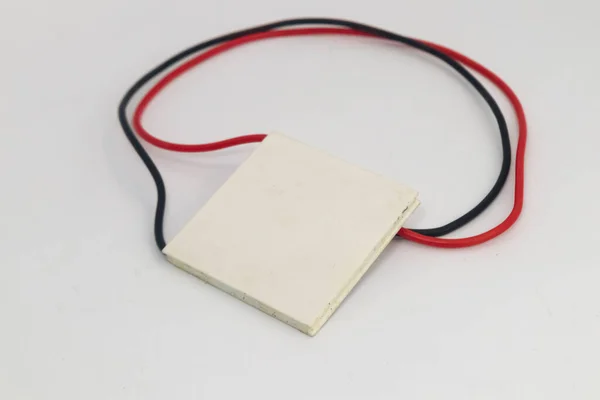 stock image Top view of the Peltier temperature sensor with circular red and black wires. DIY materials for electronics hobbyists.