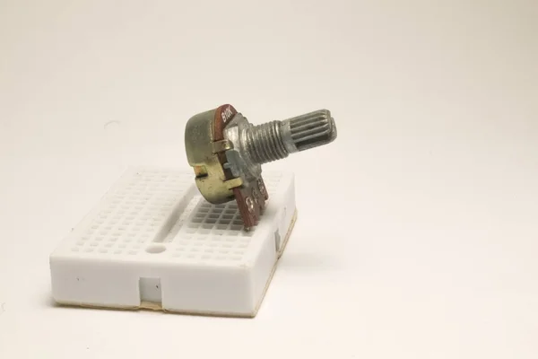 Változtatható Ellenállás Vagy Potenciométer B10K Kóddal Egy Kis Projekttábla Oldalnézetben — Stock Fotó
