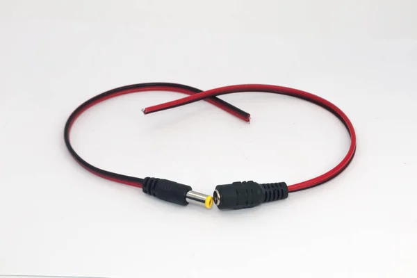 直流12V男线和女线连接器电缆隔离在白色背景 电子爱好者用作Diy材料的电子零件 — 图库照片