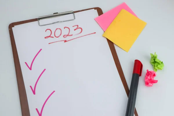 Beyaz arka planda 2023 yılının denetim listesi.