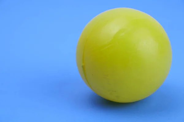 Una Bola Amarilla Sobre Fondo Azul — Foto de Stock