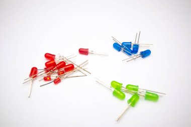 LED (Light Emitting Diode) grupları beyaz zemin üzerinde kırmızı, yeşil ve mavidir. LED elektronik meraklıları için bir DIY malzemesidir..