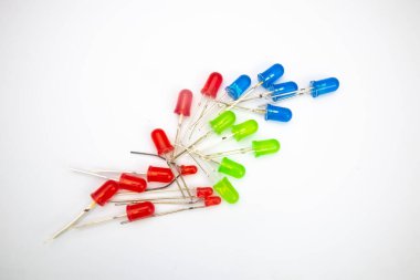 Birkaç LED (Işık Emisyon Diyotu) beyaz arkaplanda birleştirildi.