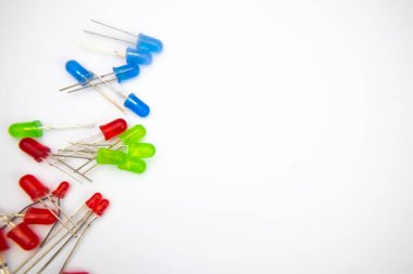 Yapı kopyalama alanı olan beyaz arkaplan üzerinde bazı LED (Işık Emisyon Diyotu).