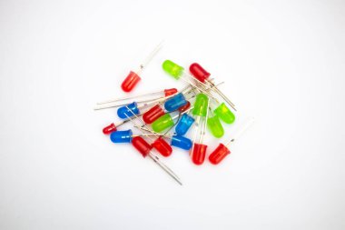 Çerçevenin ortasında beyaz bir arkaplanda yer alan bir LED koleksiyonu.