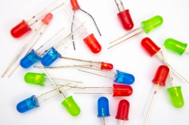 Beyaz arkaplanda LED koleksiyonu. Elektronik DIY parçaları.