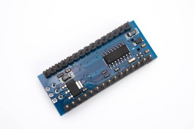 Gelişmekte olan bir pano mikro kontrol modülünün alt görüntüsü. Bu bölüm amatörler için DIY elektronik materyaller için kullanılır.