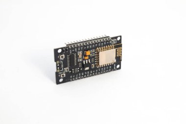 Bir IOT (Nesnelerin İnterneti) modülünün peyzaj duruşunda ön görünüm elde tutuluyor. Bu modül DIY materyalleri için elektronik hobiciler için kullanılır.