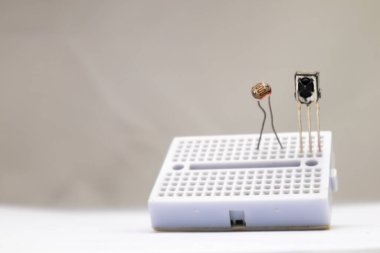 Proje panosuna yerleştirilmiş LDR ve IR alıcısının seçici odak noktası. Bu kısım DIY materyalleri için elektronik hobiciler tarafından kullanılır.