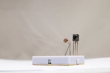 Proje panosuna yerleştirilmiş LDR ve IR alıcısının seçici odak kenarı görüntüsü. Bu kısım DIY materyalleri için elektronik hobiciler tarafından kullanılır.