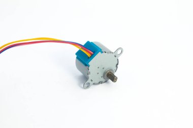 Bir basamak motor modülünün arka görüntüsü. Bu modül DIY materyalleri için elektronik hobiciler için kullanılır.