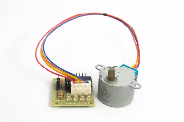 Bir basamak motor modülü ve sürücü modülü kablolarla birbirine bağlı. Bu modül DIY materyalleri için elektronik hobiciler için kullanılır.