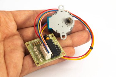 El kameralı bir motor modülü ve sürücü modülü. Bu modül DIY materyalleri için elektronik hobiciler için kullanılır.