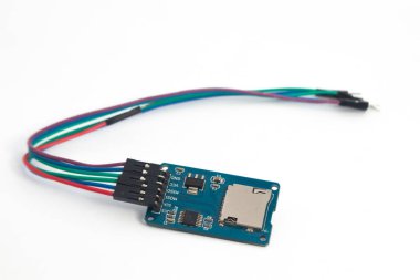 Bağlantı kablosu olan bir mikro SD kart okuyucu modülü. Bu modül DIY materyalleri için elektronik hobiciler için kullanılır.