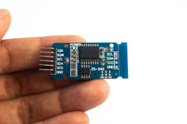 Bir ZS-042 RTC (Real Time Clock) modülü elde tutuldu. Bu modül DIY materyalleri için elektronik hobiciler için kullanılır.