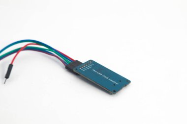 Bağlantı kablosu olan bir mikroSD kart okuyucu modülünün arka görüntüsü. Bu modül DIY materyalleri için elektronik hobiciler için kullanılır.