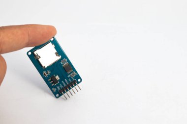 Bir parmak tarafından tutulan bir mikro SD kart okuyucu modülü. Bu modül DIY materyalleri için elektronik hobiciler için kullanılır.
