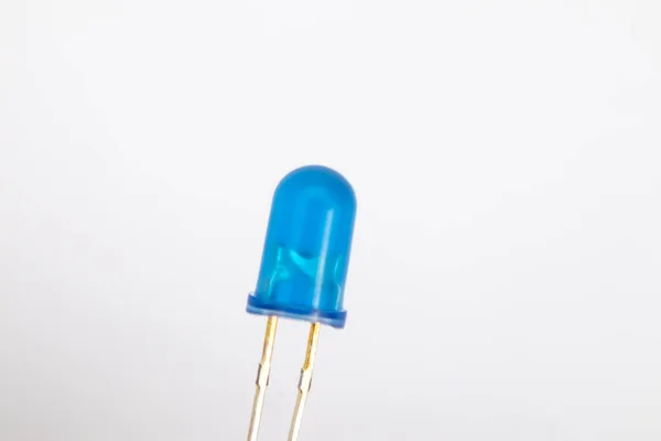 Beyaz arka planda mavi bir LED. Bu kısım amatörler için DIY elektroniği için kullanılır..