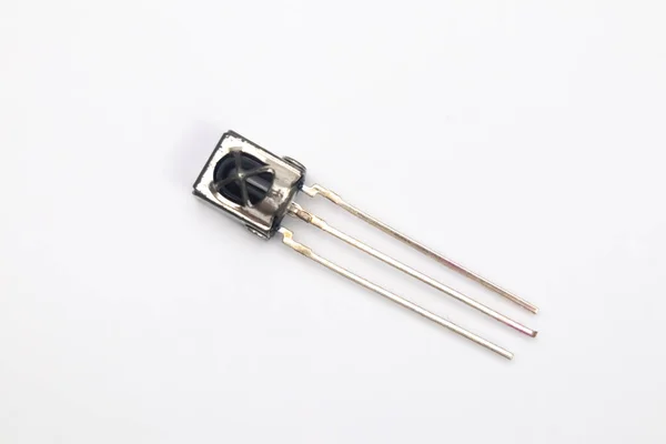 Beyaz arkaplandaki kızılötesi alıcının ön görüntüsü. Bu kısım amatörler için DIY elektroniği için kullanılır..