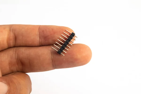 Jumper 'ın tuttuğu parmaklardan bir başlık modülü. Bu modül DIY materyalleri için elektronik hobiciler için kullanılır.