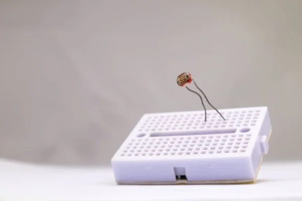 Proje panosuna gömülü LDR 'nin seçici odak noktası. Bu kısım DIY materyalleri için elektronik hobiciler tarafından kullanılır.