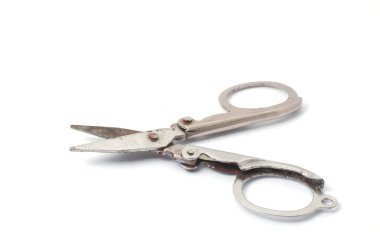 Makasın kenar açısı beyaz arkaplanda açık bir konumda.