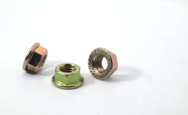 Beyaz arka planda 3 parça flanj fındığı. Mekanik ya da ahşap işleri için parça.