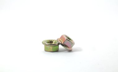 Beyaz arka planda üst üste iki flanj fındığı. Mekanik veya ahşap işçiliği için parça.