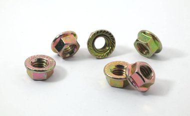 Beyaz arka planda 6 ayrı flanş fındığı var. Mekanik veya ahşap işçiliği için parça.