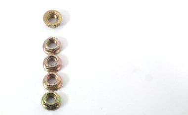 Beyaz arka planda sıralanmış 5 flanjlı fındık ön görüntüsü. Mekanik ya da ahşap işçiliğinin bileşeni.