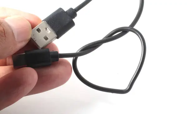 El ele tutuşan USB kablosu, beyaz arkaplanda iki ucu da gösteriyor.
