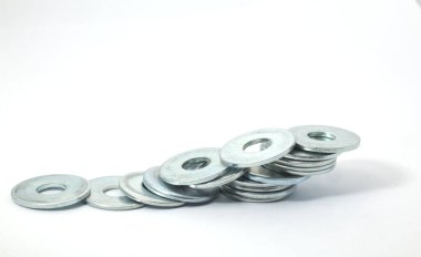 Beyaz arkaplandaki çelik halkaların önü ekonomik kapsamda bir ilerleme tablosu oluşturuyor. Mekanik ya da ahşap işçiliğinin bileşeni.