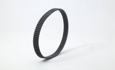 Beyaz arkaplandaki zamanlayıcı kayışının yan görüntüsü. Mekanik ya da makine çalışmasının bir parçası. V kemeri.