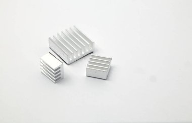 Beyaz arka planda 3 alüminyum ısı batışının ön görüntüsü. Elektronik ya da bilgisayar işinin bileşeni.