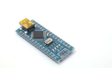 Beyaz arka planda IoT ya da elektronik aletler için bir mikro denetleyici geliştirme panelinin ön görüntüsü. Elektroniğin bileşen parçaları, IoT veya bilgisayar çalışması.