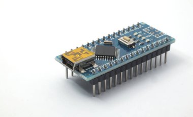 Beyaz arka planda IoT veya elektronik başlıkları olan bir mikro denetleyici geliştirme panosunun ön görüntüsü. Elektroniğin bileşen parçaları, IoT veya bilgisayar çalışması.