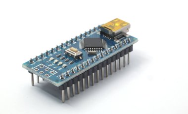 Beyaz arka planda IoT veya elektronik başlıkları olan bir mikro denetleyici geliştirme panosunun ön görüntüsü. Elektroniğin bileşen parçaları, IoT veya bilgisayar çalışması.