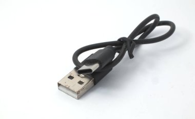 Beyaz arkaplanda Tip-A ve Tip-C konnektörlü USB kablosu.