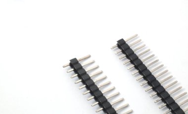 Beyaz arka planda elektronik amaçlı iki satır başlığın ön görüntüsü. Elektronik bileşen parçaları.
