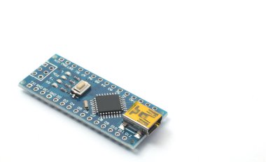 Beyaz arka planda IoT ya da elektronik aletler için bir mikro denetleyici geliştirme panelinin ön görüntüsü. Elektroniğin bileşen parçaları, IoT veya bilgisayar çalışması.
