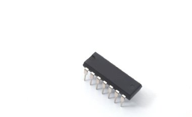 DIY elektronik amaçlar için bir Entegre Devre (IC) ön görünümü beyaz arkaplan üzerinde. Elektronik bileşen parçaları.