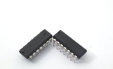 DIY elektronik amaçlar için beyaz zemin üzerinde 2 Entegre Devre (IC) üst görünümü. Elektronik bileşen parçaları.
