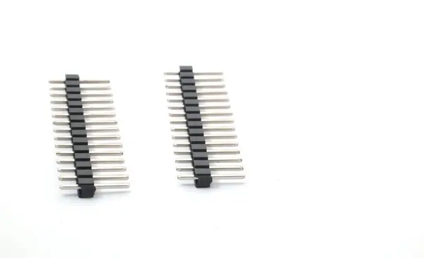DIY elektronik amaçları için beyaz arkaplan üzerinde iki satır başlığın ön görünümü.